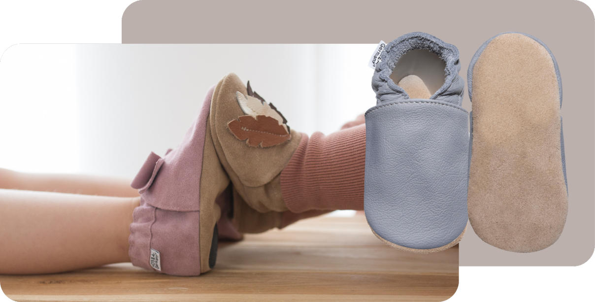 Artikelbild Krabbelschuhe Zwei Kinder halten Füße aneinander und tragen Krabbelschuhe