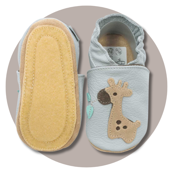 Produktbild Kitaschuhe "SafeStep" in grau mit Vorder- und Rückseite mit Giraffen-Applikation