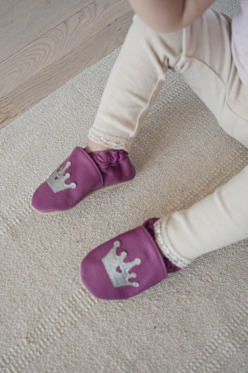 Krabbelschuhe Krone lila Lauflernschuhe Krone lila, Schuhwerk, Schuh, Dekoration für Zuhause, Socke, Turnschuh