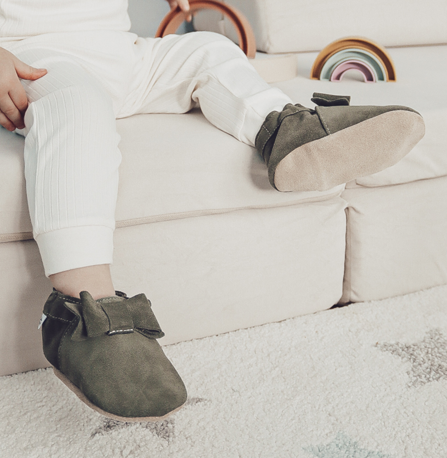 Moodbild, Krabbelschuhe Schleife oliv