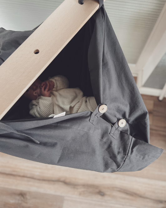 Baby in Federwiege anthrazit schlafend