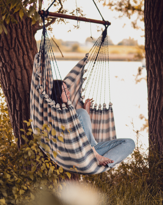 Frau in Hängesessel draußen Natur