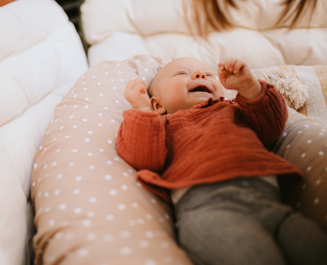 Stillkissen Punkte beige Baby auf Stillkissen Punkte beige