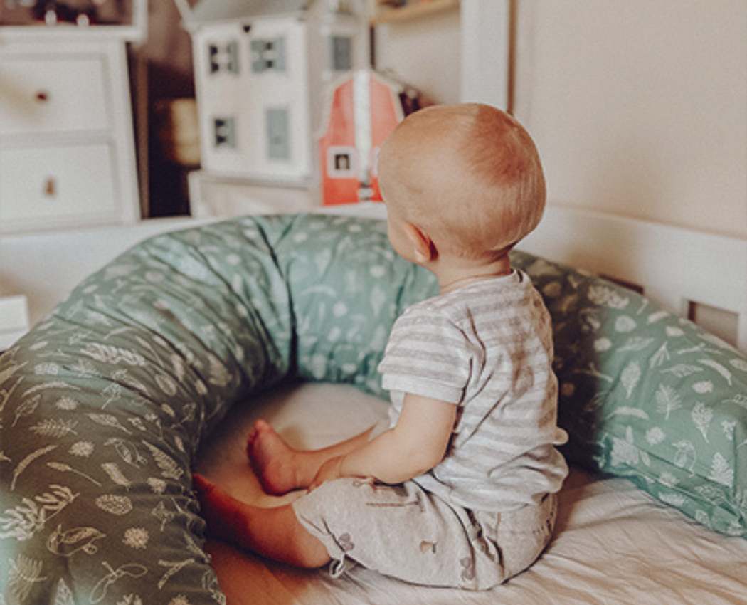 Baby mit Stillkissen Wald