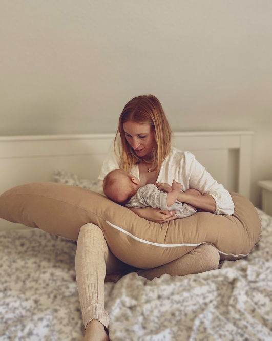Mama mit Baby Stillkissen Musselin taupe