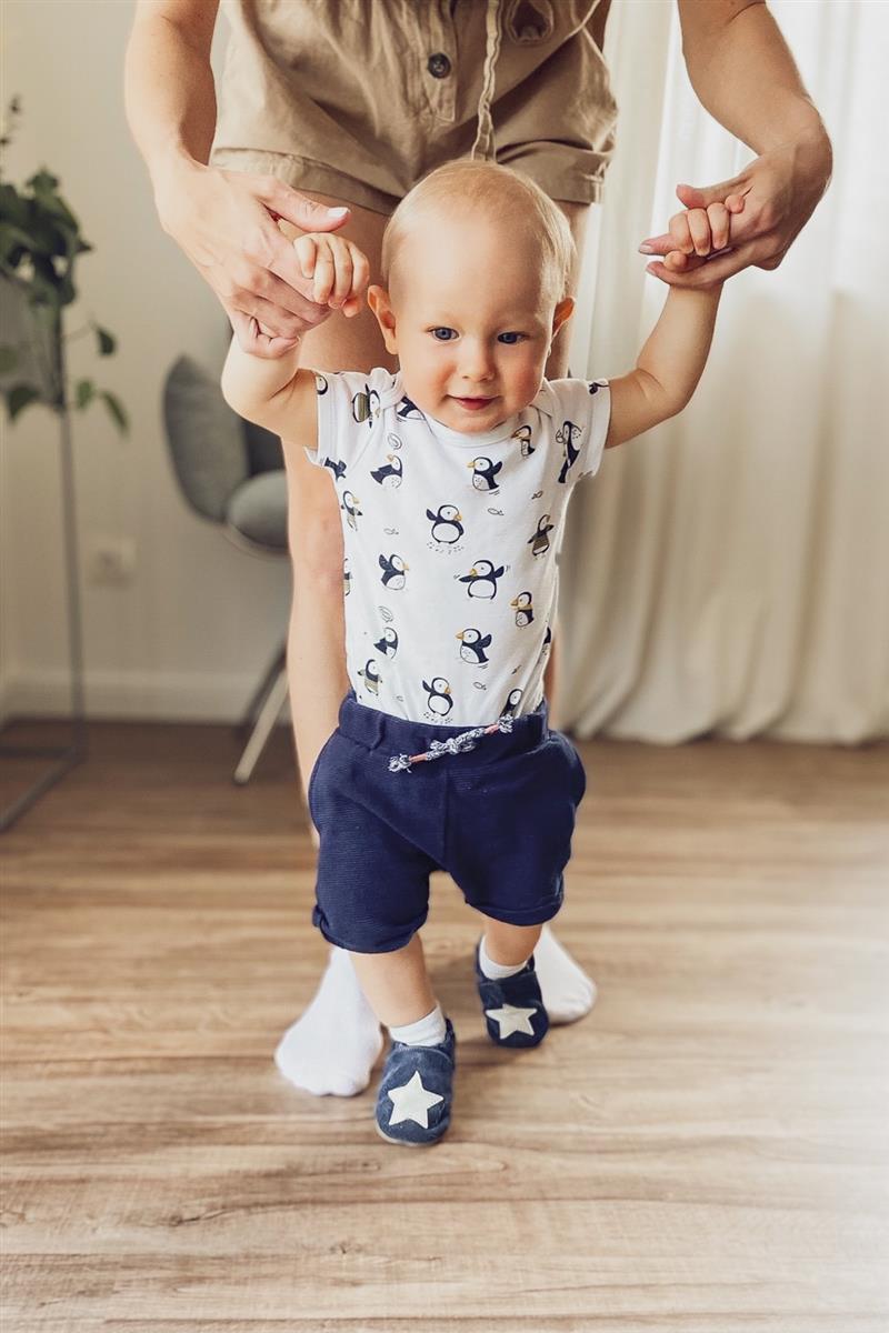 Krabbelschuhe blau mit weißem Stern, Hosen, Person, Kopf, Gesicht, Jeanshose