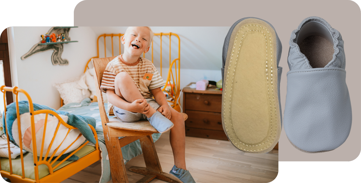 Kind sitzt auf Stuhl und trägt Kitaschuhe "SafeStep"