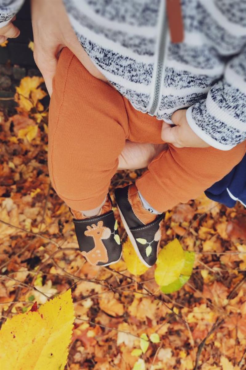 Lauflernschuhe Giraffe, Hosen, Blatt, Schuh, Kurze Hose, Person