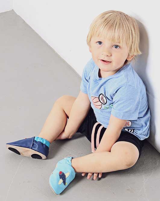 Kind mit Lauflernshuhen verschiedene Motive