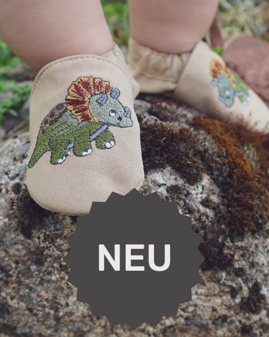 Krabbelschuhe RecyStep Dino beige Kind in der Natur mit Krabbelschuhen RecyStep Dino