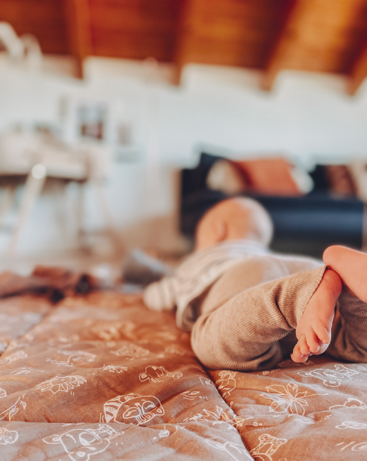 Krabbeldecke Waldbewohner cappuccino Baby auf Krabbeldecke Wohnzimmer