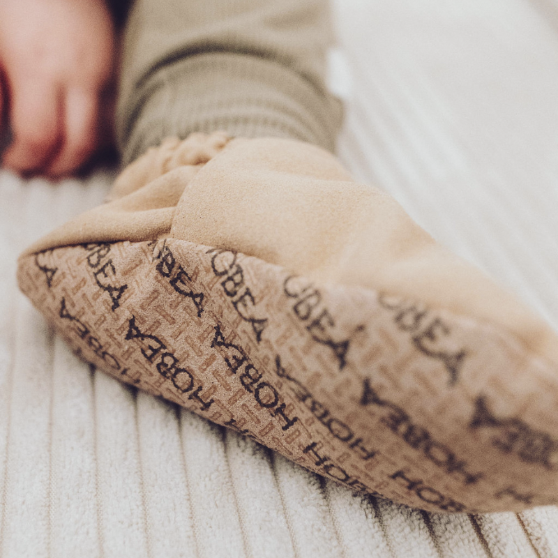 Kind trägt "RecyStep" und hält die Schuhsohle in die Kamera