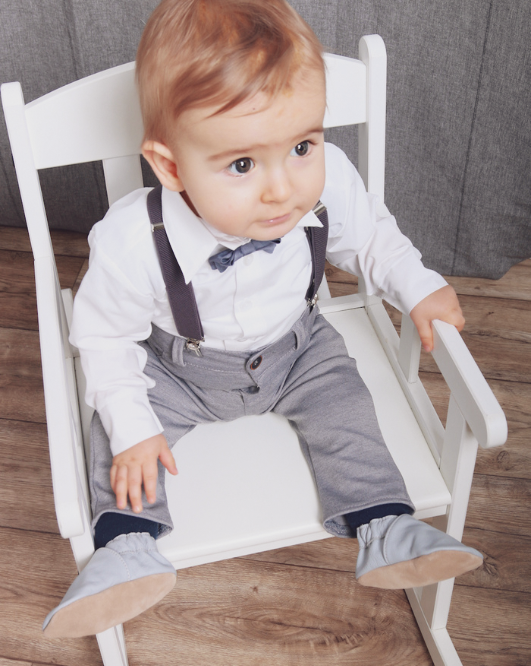 Taufanzug HOBEA Kind sitzend mit Taufanzug