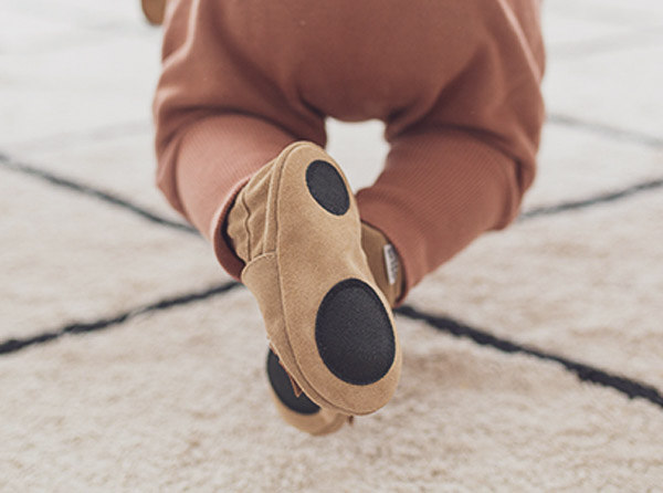 Moodbild, Kind, Krabbeln, Lauflernschuhe