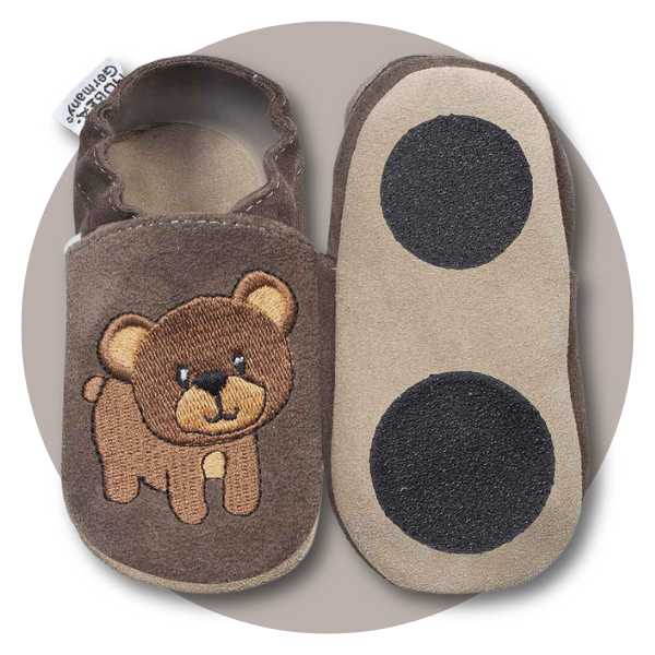 Produktbild Krabbelschuh Vorder- und Rückseite Produktbild Vorder- und Rückseite braun mit Bär-Applikation